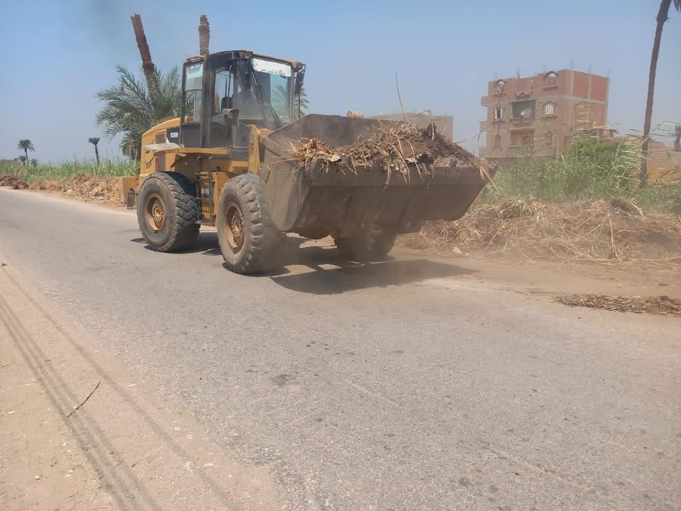 محافظ أسيوط يوجّه بتكثيف حملات النظافة.. رفع مخلفات تطهير ترعة الجرجاوية بطول كيلومتر في أبوتيج