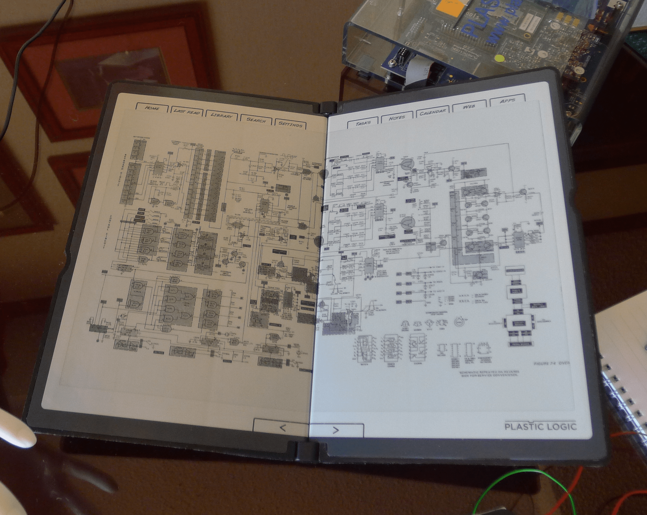 plasticlogic-dual-screen-ereader-2
