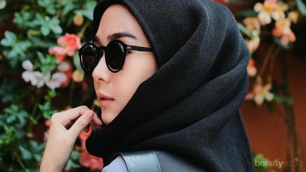 Saat menjadi pembawa acara televisi, penampilan wanita 35 tahun ini memang kerap curi perhatian. Inspirasi Model Kacamata Lucu Ala Selebgram Hijab Yang Hits Banget