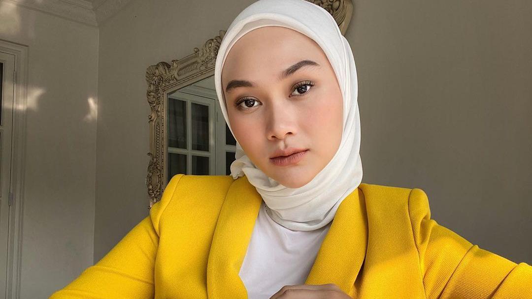Kenakan hijab pashmina dengan warna nude, kemudian padukan dengan flat shoes . 7 Ootd Ke Kantor Dengan Celana Untuk Bunda Berhijab
