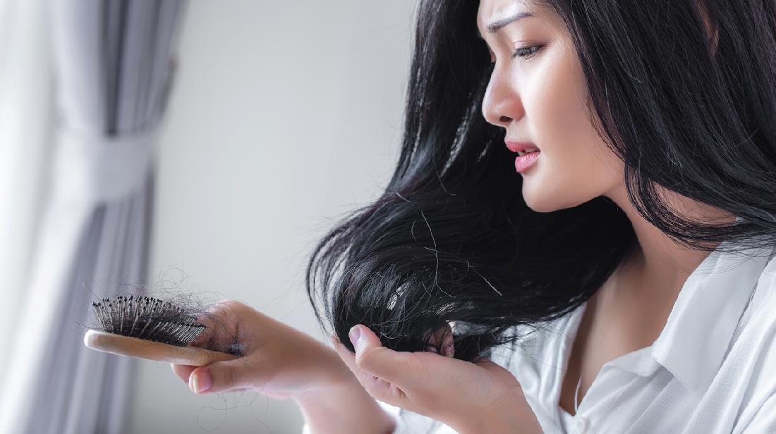 Dalam dunia medis, rambut rontok saat menyusui dikenal dengan istilah postpartum hair loss atau kerontokan pascamelahirkan. Rambut Rontok Parah Saat Menyusui Coba 5 Langkah Mudah Untuk Mengatasinya
