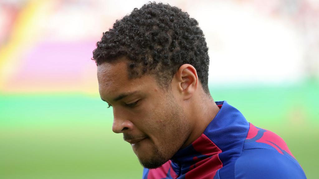 Vitor Roque Menuju Pintu Keluar Barcelona