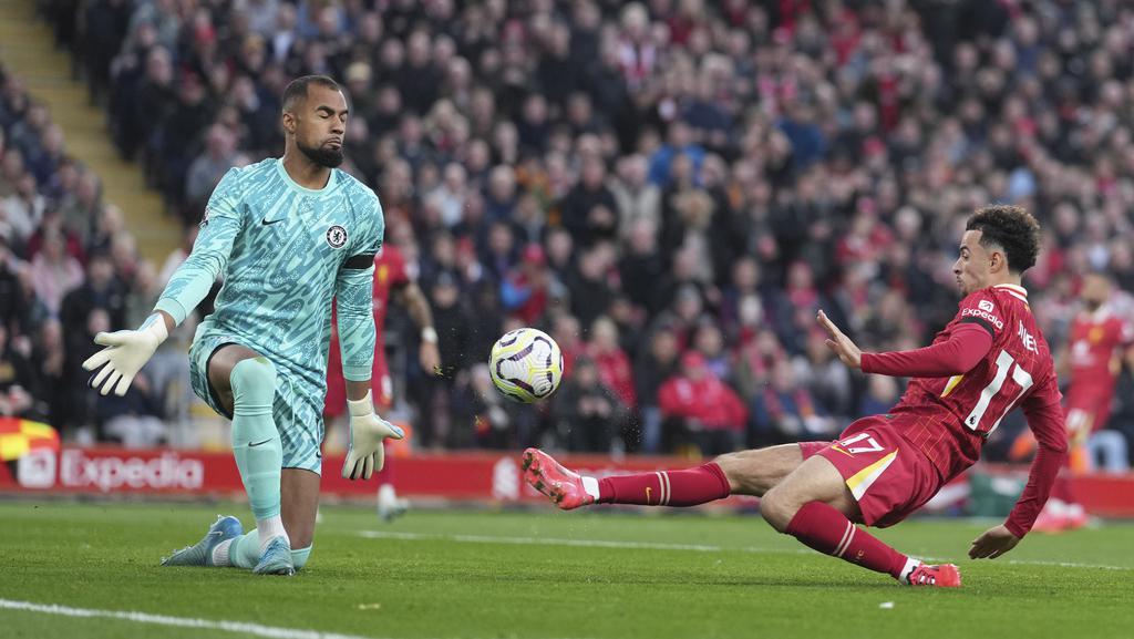 Carragher Nilai Robert Sanchez Kiper Penakut