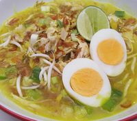 Pertama anda panaskan minyak terlebih dahulu, lalu tumis bumbu halus, salam, lengkuas, juga cabai merah hingga harum. Resep Soto Ayam Kuah Kuning Praktis Dan Enak Buat Hidangan Arisan