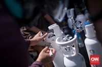 Tabung Oksigen Di Pasar Pramuka Dijual Hingga Rp6 5 Juta Peminat isi ulang tabung gas oksigen pun cukup banyak dari mulai rumah sakit klinik hingga pribadi. Tabung Oksigen Di Pasar Pramuka Dijual Hingga Rp6 5 Juta