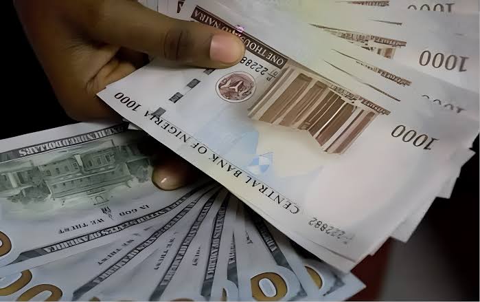 Despite FG’s Clampdown: Dollar Hits N1,900; Pound, N2,250 1 Dollar, Naira