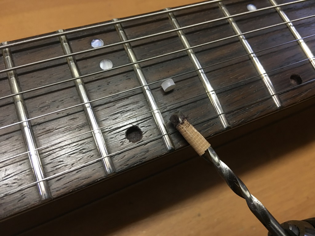 飛鳥モデル ☆バイオリンギターの指板にポジションマークを追加しま