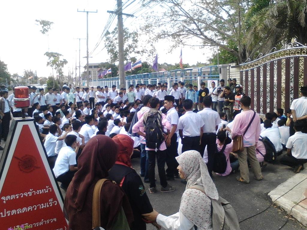 Hundreds Rally for the Release of Students Detained in ThaiSouth