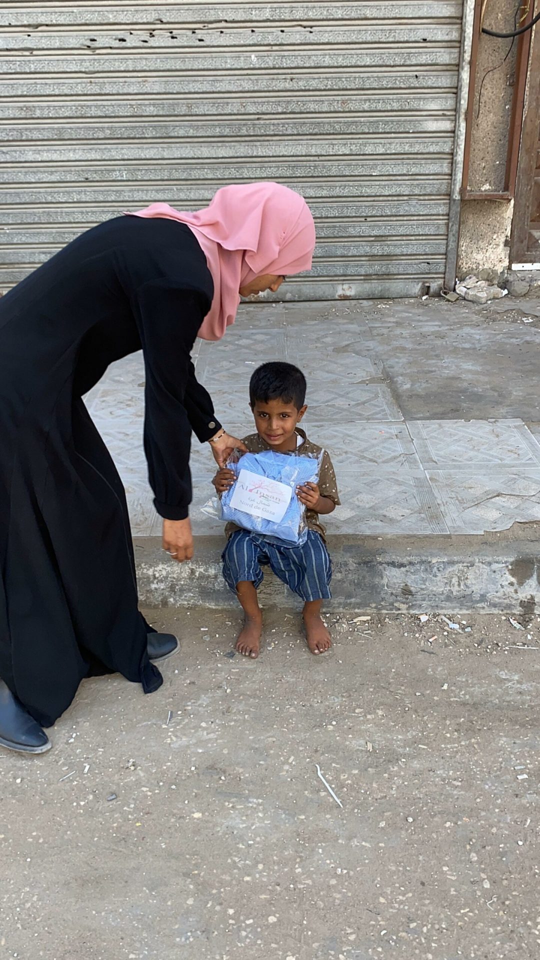 Enfants recevant vêtements