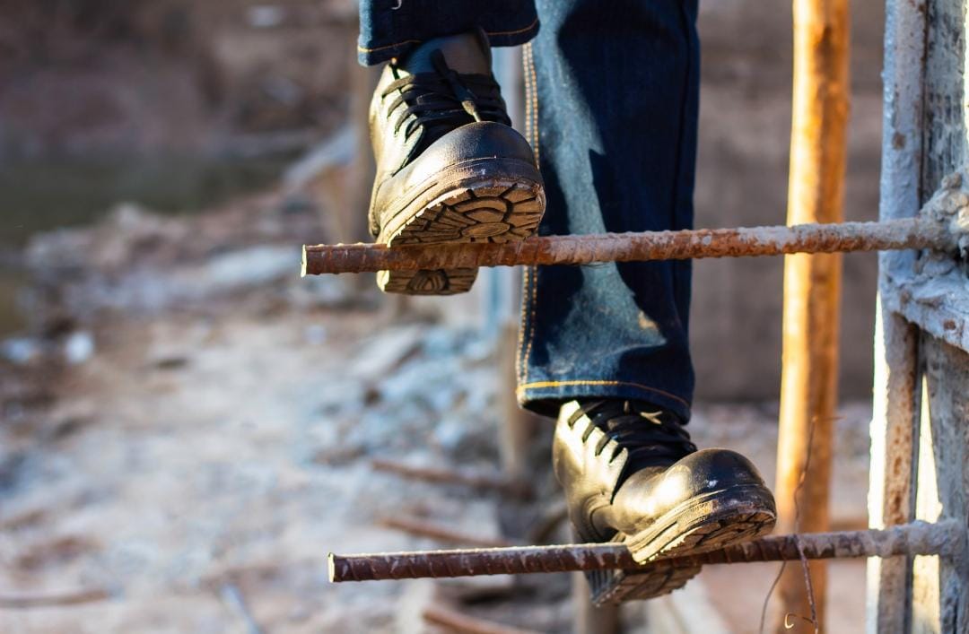 Sepatu safety di lingkungan kerja