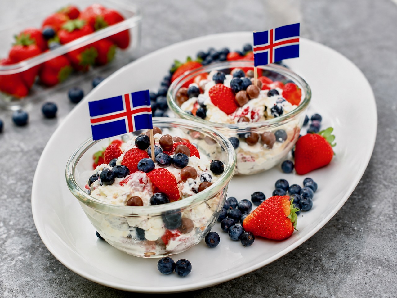 Berjaeftirréttur með kókosbollum og hrískúlum