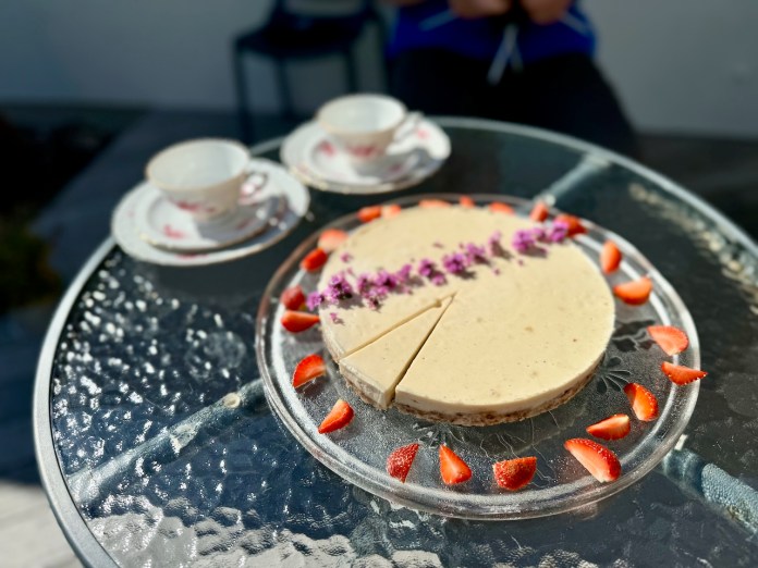 Einföld hráterta með brasilíuhnetum brasilíuhnetur hráfæði hráterta hrákaka möndlur döðlur kasjúhnetur brasil nuts almonds raw cake eru brasilíuhnetur hollar hollusta auðveld kaka vegan