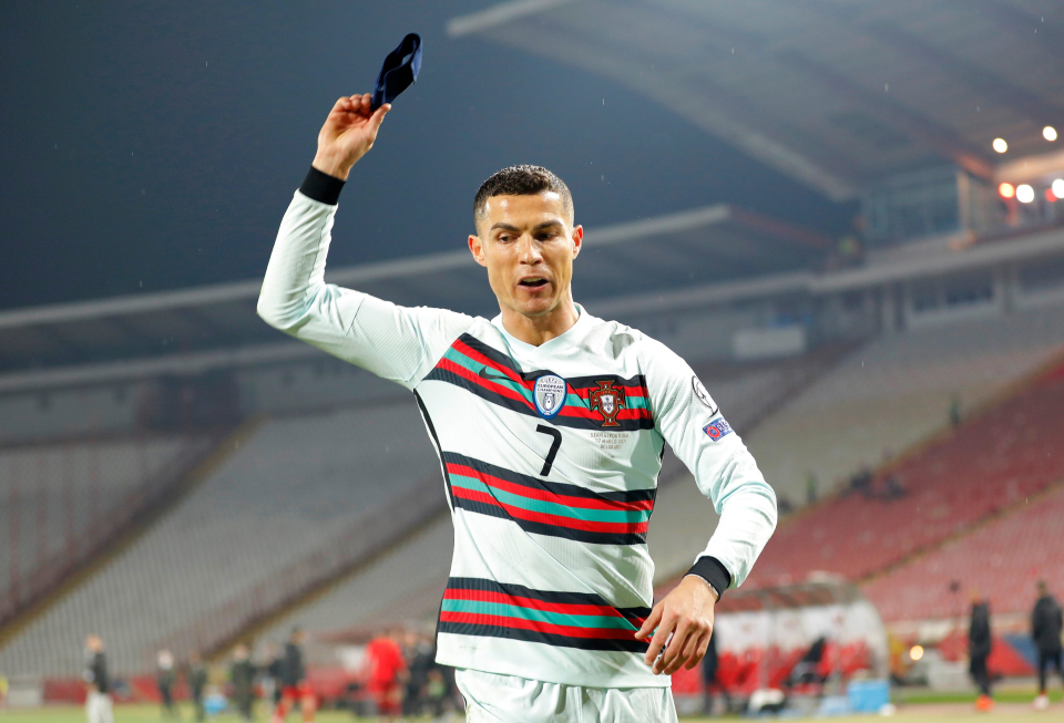 E rrallë: Shiriti i kapitenit që Ronaldo hodhi në tokë, po shitet në ankand