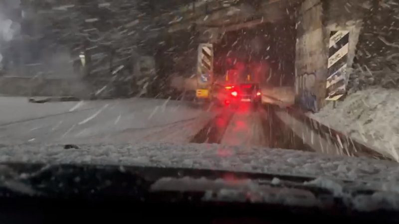 Mbyllet rruga në Qafë Plloçë, stuhia e dëborës bllokon disa automjete