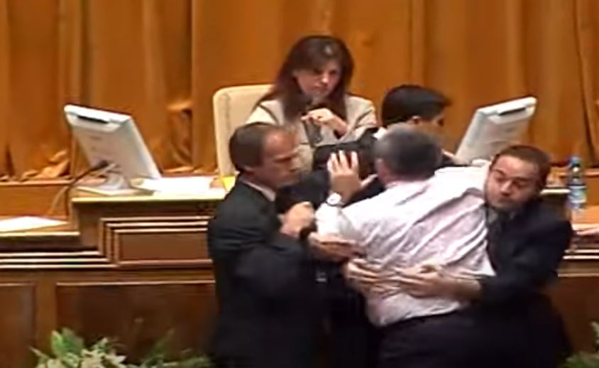 Topalli rikthen momentin kur Meta e sulmoi në foltore: Më ndihmoi Olldashi!