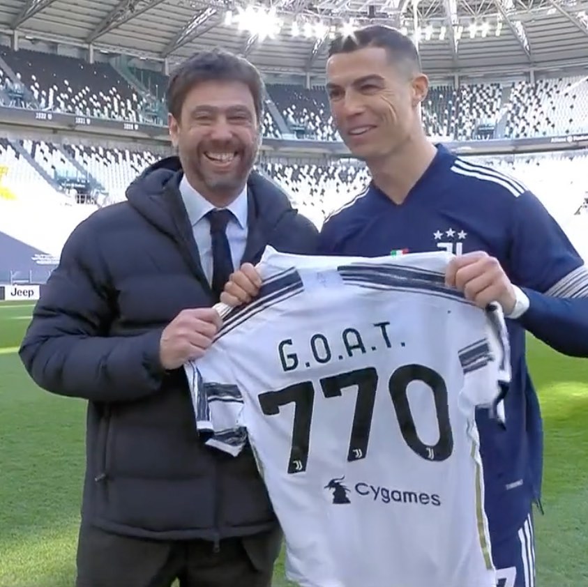 Ronaldon pranon fanellën e “GOAT” nga presidenti i Juventusit (VIDEO)