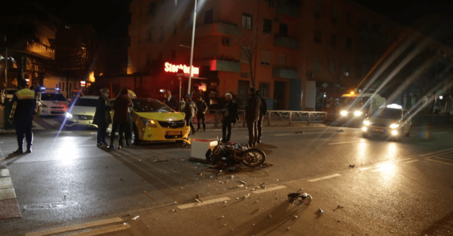 Përplaset taksia dhe motorri në Tiranë