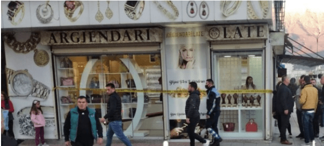 Andej nga nuk pritej, ish-burri i shitëses organizon grabitjen e argjendarisë