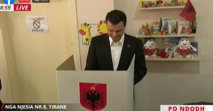 Sfidon Ramën për kryeministër, voton i buzëqeshur Lulzim Basha (VIDEO)
