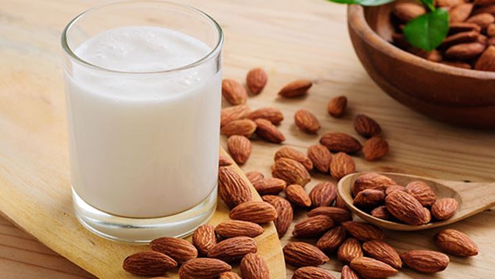5 arsye pse duhet ta përfshirë qumështin e bajames në dietën tuaj