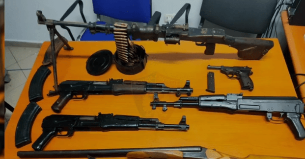 Shisnin mitraloze, automatikë e pistoleta, tre të arrestuar në Tiranë (VIDEO)