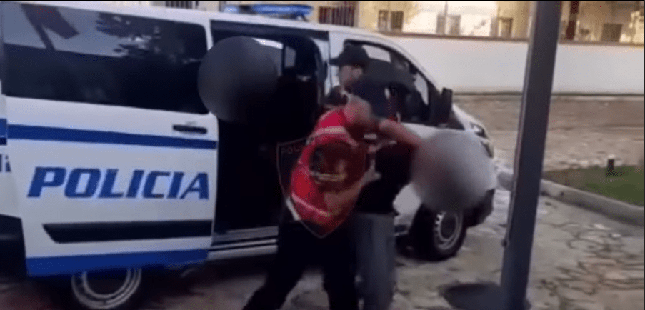 Vërdallisej me kallashnikov në makinë, arrestohet 19 vjeçari dhe dy të mitur në Shkodër