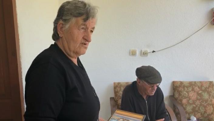 Mbesat ende në kampin e ferrit në Siri, gjyshërit nga Pogradeci apel shtetit: E ëma u zhduk, na ktheni fëmijët