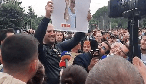Aktori Florian Binaj: Artistët të vijnë në protestojnë, nuk u bien ndekësit në Instagram