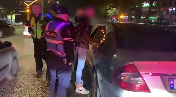 Bëri manovra të rrezikshme me mjetin luksoz dhe tentoi të korruptonte policinë, si e pëson 20-vjeçari në Tiranë (VIDEO)