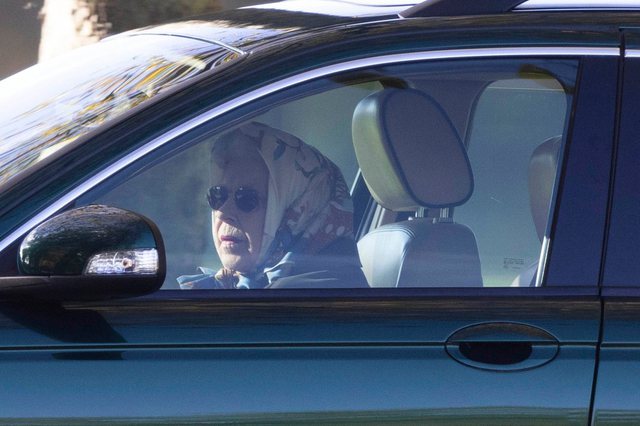 Mbretëresha Elizabeth nuk u bindet mjekëve, “arratiset” me Jaguar-in e saj (FOTO LAJM)