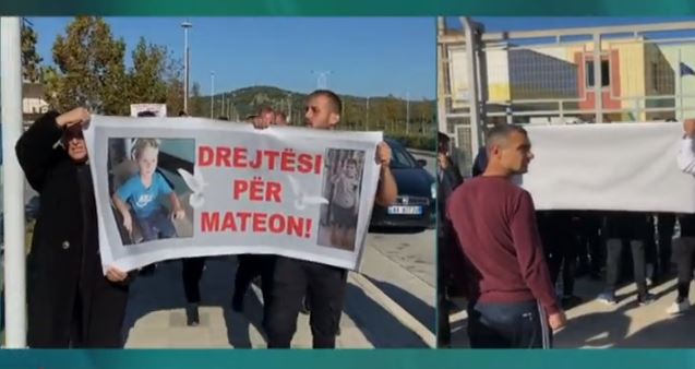 Nuk ndalen familjarët e Mateos! Protestë para burgut të Vlorës, hidhen gurë drejt Çalamanit (VIDEO)