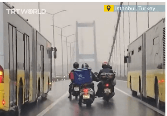 Autobusët formojnë “mur” për të mbrojtur motoçiklistët nga era e fortë në urën e Bosforit