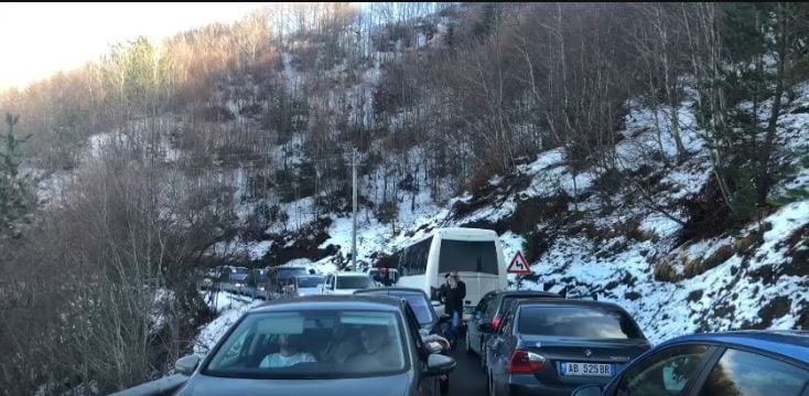 Parkime të gabuara dhe shoferë të padurueshëm, rradhë kilometrike në aksin Boboshticë-Dardhë