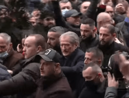 Mes turmës me dy gishtat lart, Berisha futet në selinë e PD