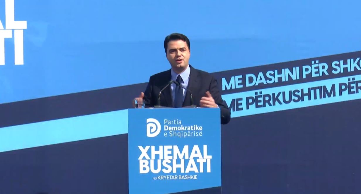 “Shyqyr që ke ardhë me vajza e djem të rinj, jo me burra të vjetër!” Pas takimit, Basha ecën në rrugët e Shkodrës (VIDEO)