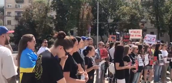 Familjarët e luftëtarëve që mbrojtën fabrikën e çelikut Azovstal dalin në protestë në Kiev, çfarë kërkojnë (VIDEO)