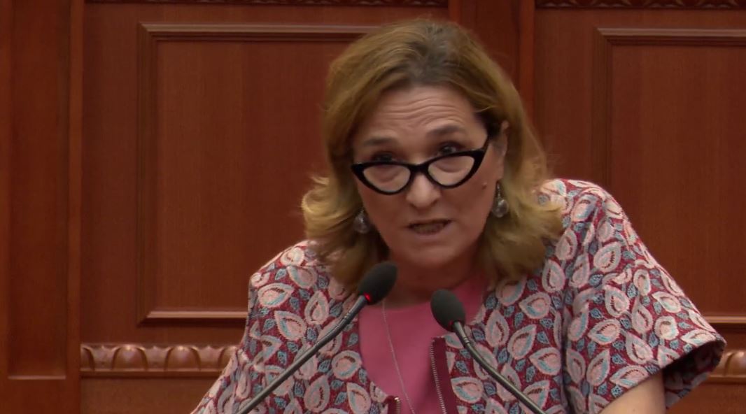“Ministrat hapin gojën e kruajnë mjekrën”, deputetja e PD në Kuvend: Ndihem si orendi në këtë godinë faji