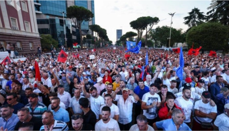 Me pamje nga protesta e 7 korrikut, PD publikon “himnin” e protestës së radhës (VIDEO)