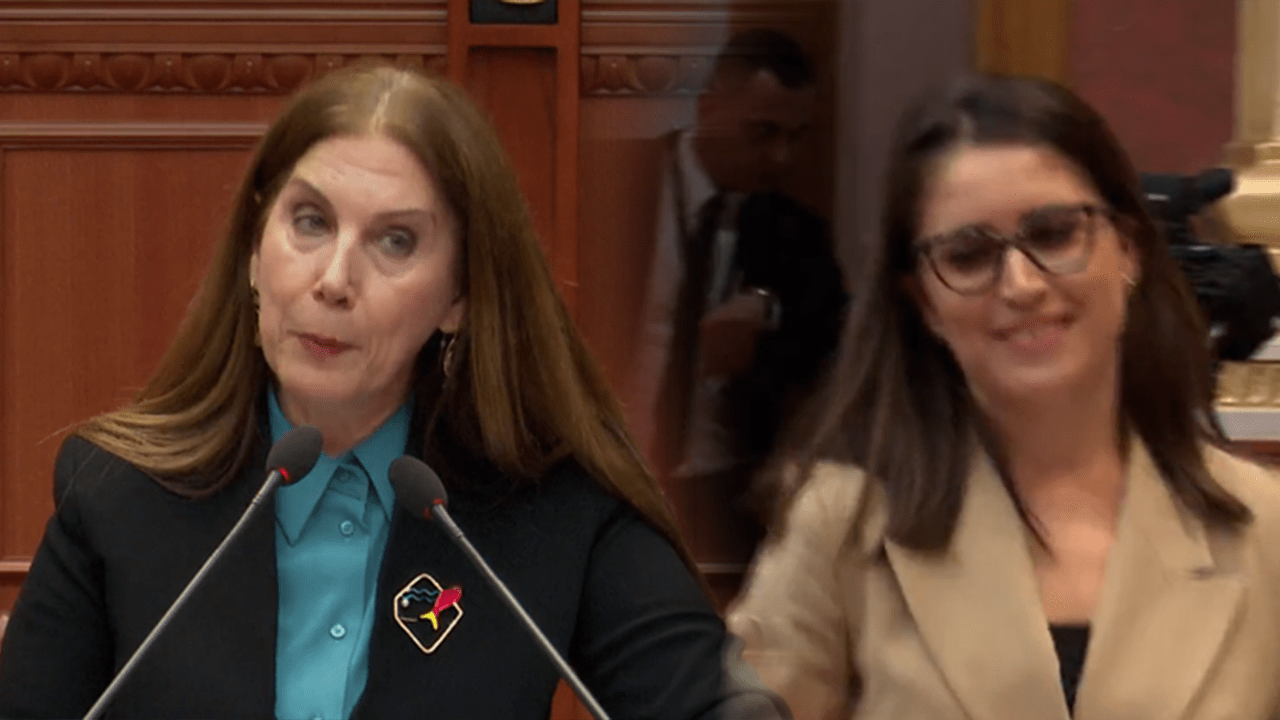 Trau në Karavasta/ Kumbaro “tallet” me deputeten e PD-së duke i lënë lekë të vogla, Dhori: E neveritshme
