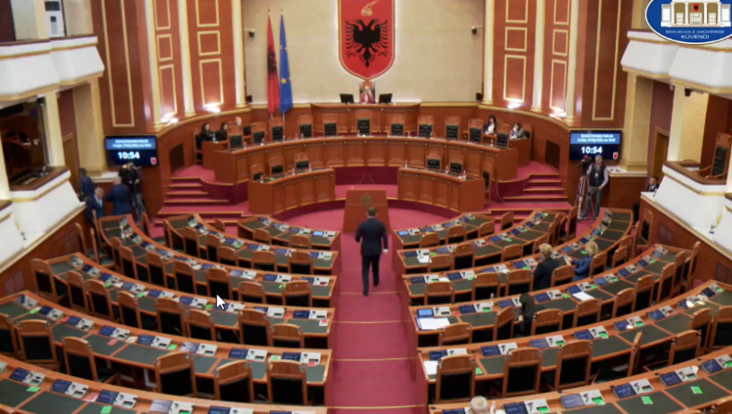 Deputetët rikthehen në Kuvend pas “javës së gjelbër”, sot do të diskutojnë për problemet e qytetarëve