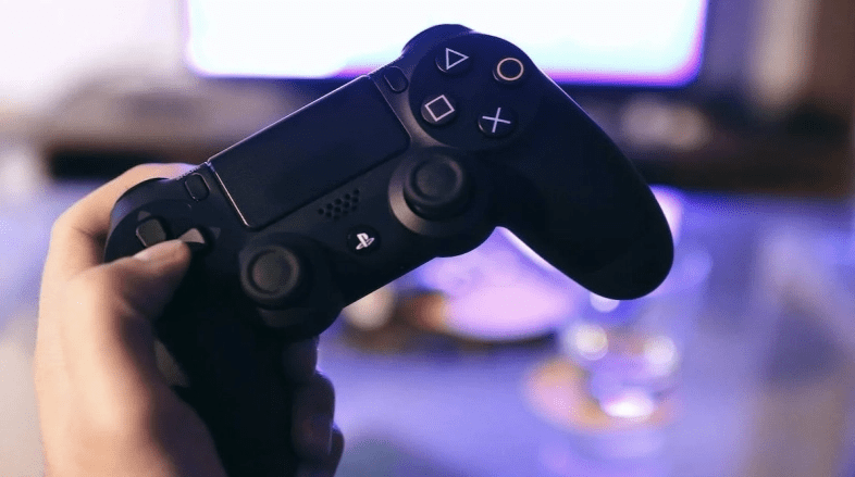 “Nuk më kushtoi vëmendje”, 22-vjeçarja dhunon të dashurin sepse po luante playstation