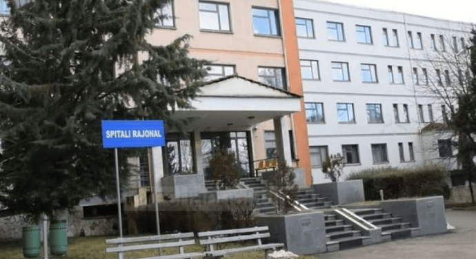 Mister në Korçë, i dëmtuari përfundon në spital dhe thotë se e përplasi makina, shoferi e mohon