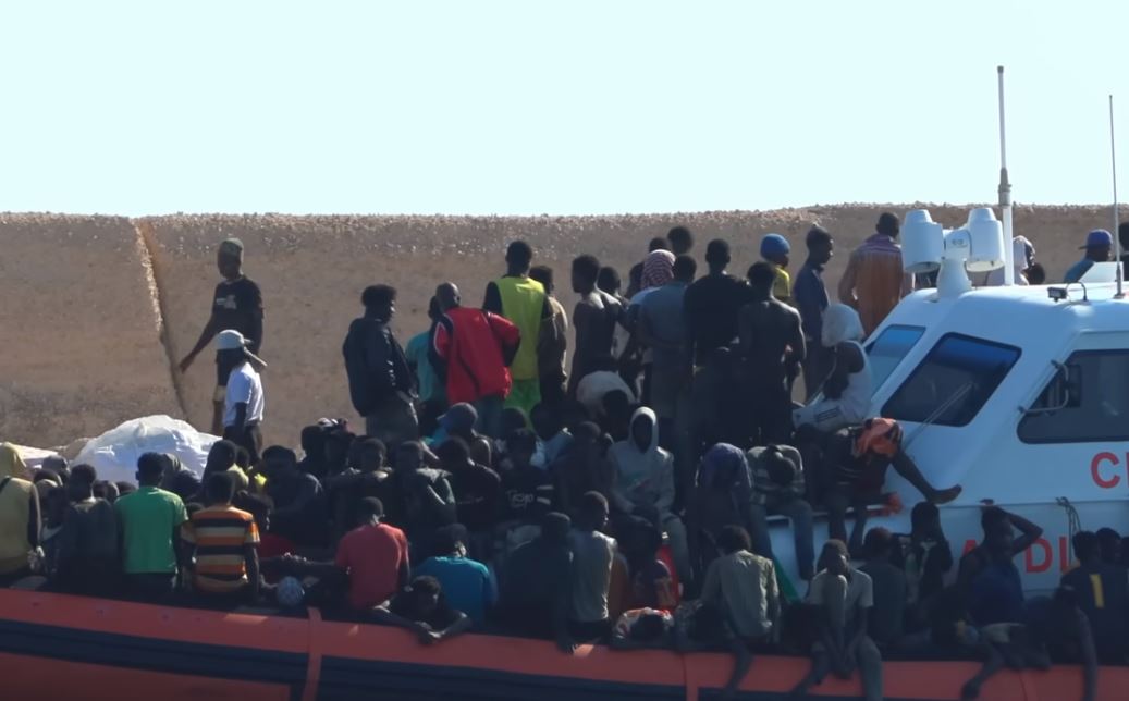 Italia “pushtohet” nga emigrantët, dhjetëra varka në brigjet e Lampedusës gjatë 24 orëve, Meloni kërkon ndihmë