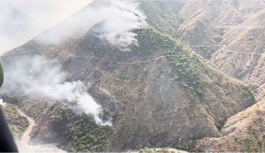 Shtohen vatrat e zjarrit në vendin tonë, Ministria e Mbrojtjes: Forcat operacionale dhe helikopterët në terren