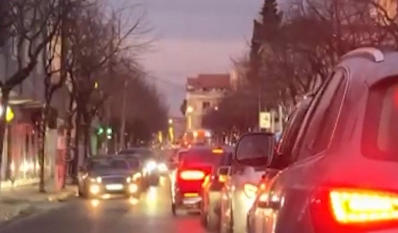 Fluks i lartë automjetesh në Milot, policia ndërhyn për të lehtësuar lëvizjen