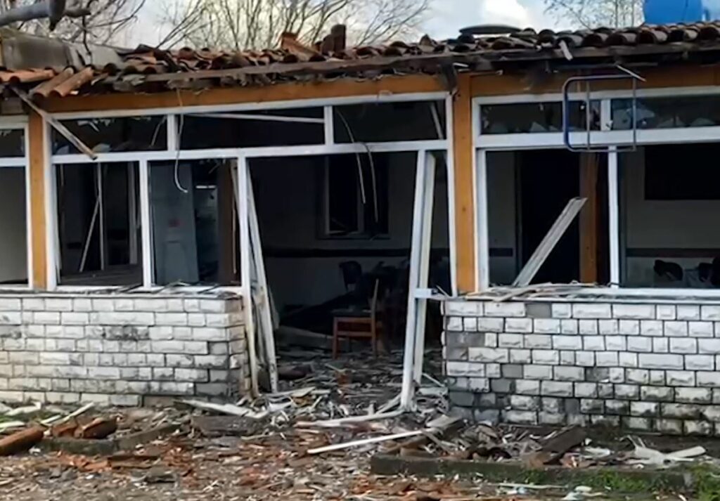 I vuri tritol fasadës së një lokali, identifikohet dhe shpallet në kërkim autori i ngjarjes në Krujë