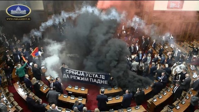 Tym e flakë në parlamentin e Serbisë, sherr i madh në sallë mes deputetëve (VIDEO)