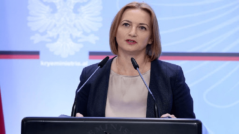 Skandali me mishin e pulës me salmonelë/ Reagon ministrja Denaj: S’bëhet politikë me ushqimin…