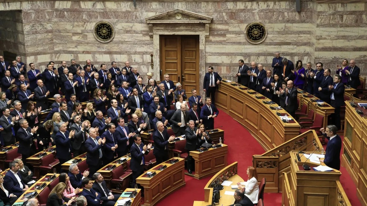 Protestuesit “ndezën flakë” Parlamentin, qeveria kalon mocionin e mosbesimit! Çfarë ndodhi mbrëmë në Greqi