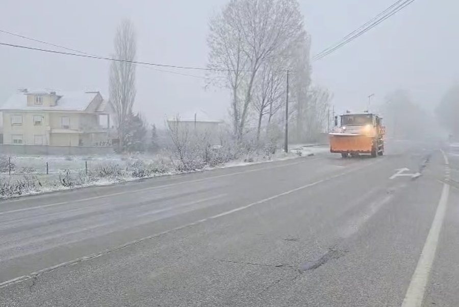 “Plakat e prillit” sjellin dimrin, zbardhet edhe juglindja e vendit, reshjet e dëborës mbulojnë Korçën dhe Pogradecin